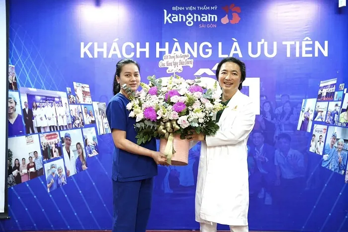 Ts.Bs Võ Tiến Huy chụp ảnh lưu niệm cùng cán bộ điều dưỡng