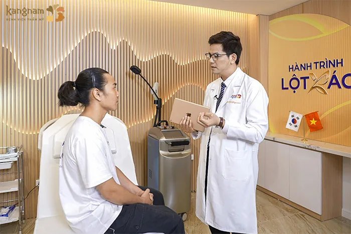 Trần Văn Tự thăm khám với bác sĩ Henry Nguyễn