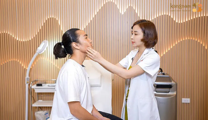 Bác sĩ Annie Lê thăm khám, đánh giá tình trạng của Tự