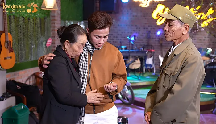 Bố mẹ Tự xúc động khi gặp lại con trai trong diện mạo mới