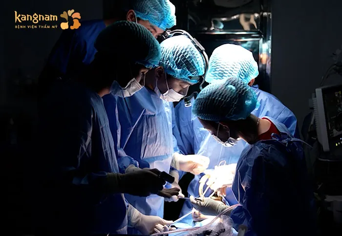 Ekip bác sĩ tiến hành phẫu thuật
