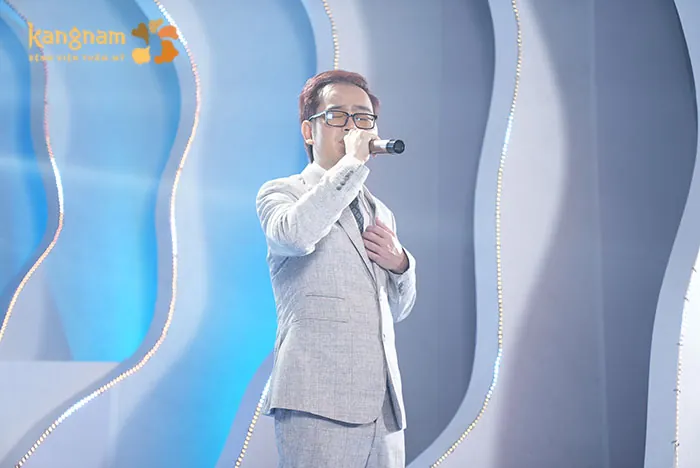 Thanh Hưng đứng trên sân khấu tỏa sáng, tự tin hát tặng cho ba của mình