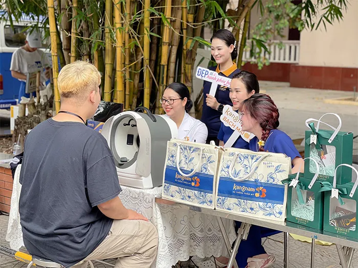 Sinh viên Học Viện Ngân Hàng thăm khám da với bác sĩ Kangnam Bạch Mai