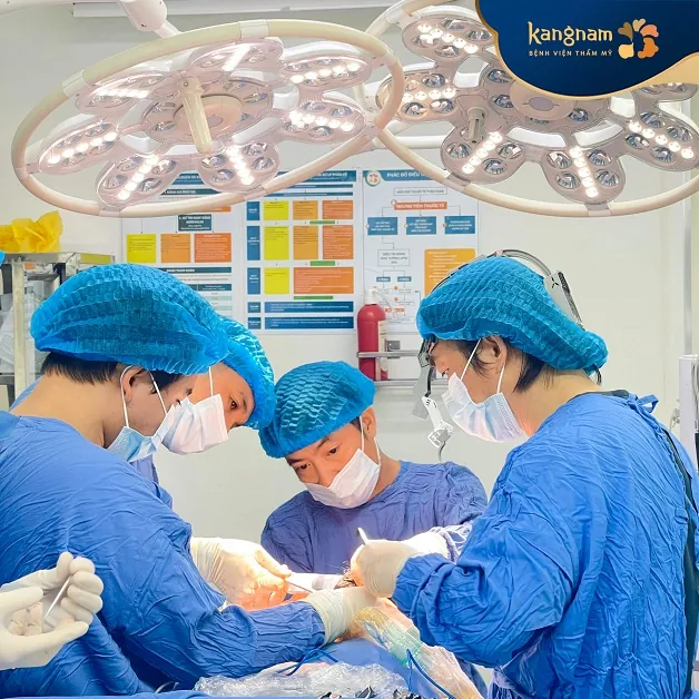 Bác sĩ tiến hành phẫu thuật chỉnh hàm móm