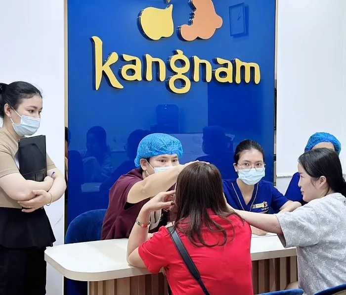 Chân dung bác sĩ Lucas Hoàng đang tư vấn và thăm khám cho khách 