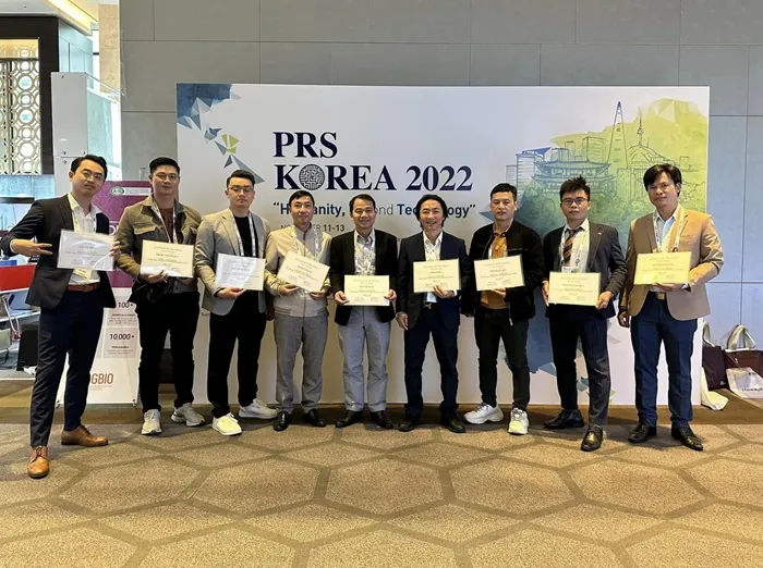 Bác sĩ Lucas Hoàng trong chuyến đi đào tạo tại Hàn Quốc