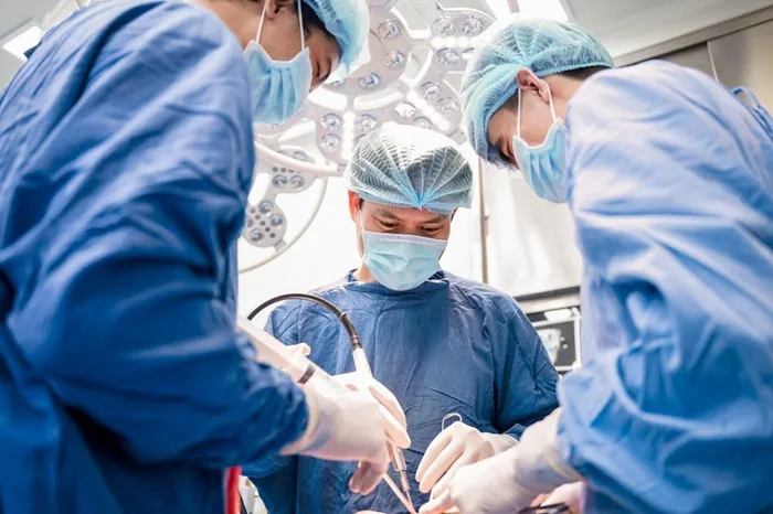 Bác sĩ trực tiếp thực hiện đại phẫu 