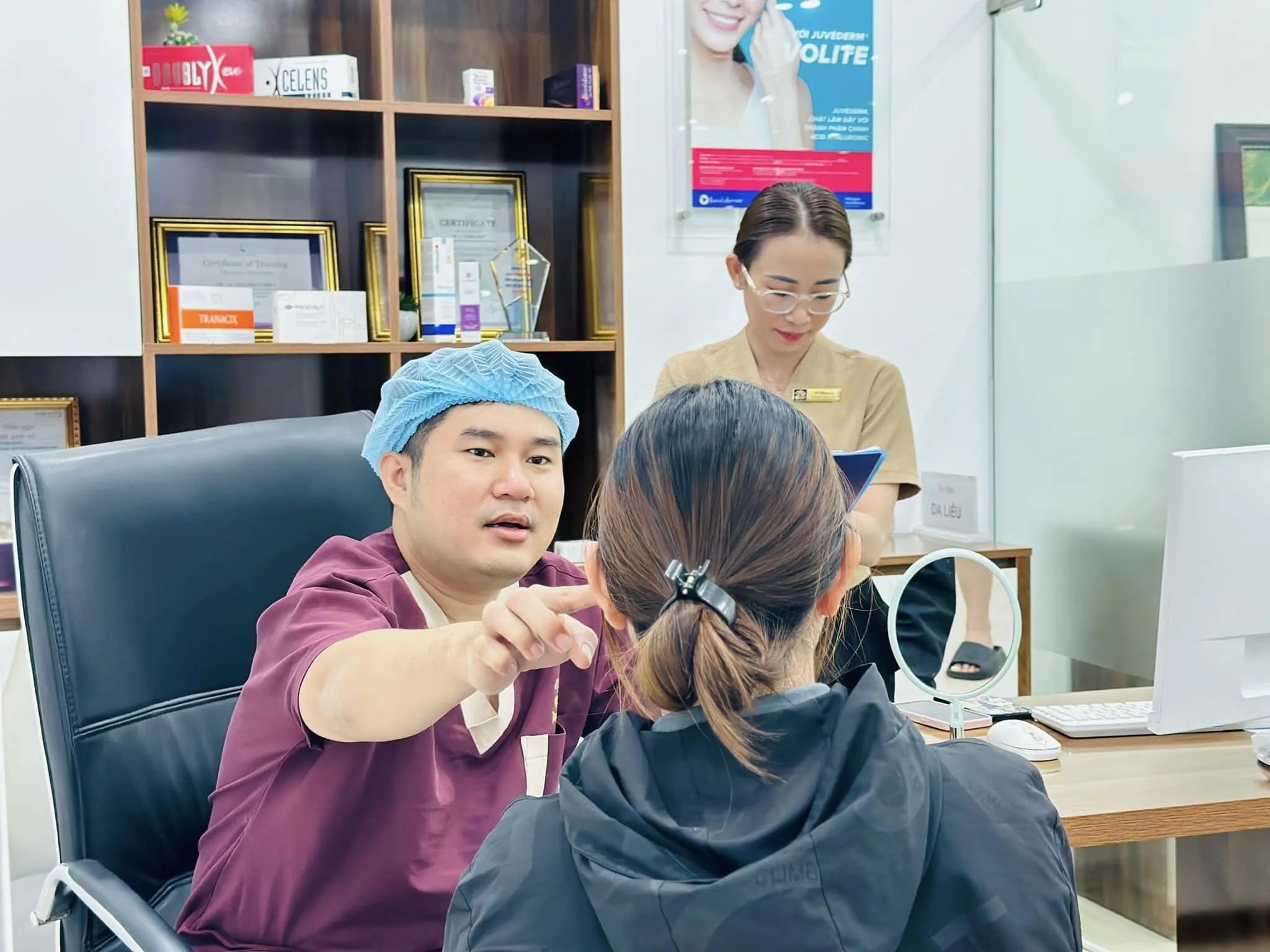 Bác sĩ thăm khám, tư vấn các phương pháp thẩm mỹ phù hợp với từng người