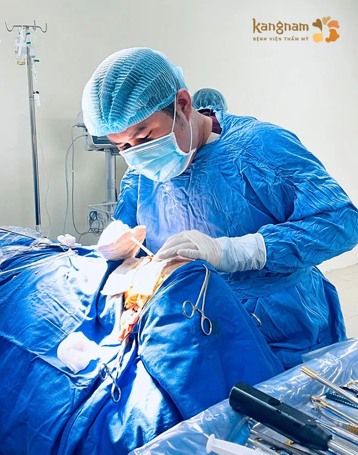 Bác sĩ luôn đặt tâm huyết vào mỗi ca phẫu thuật mang lại sự cân đối và hài hòa trên khuôn mặt cho khách hàng