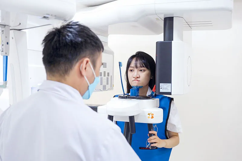 Bác sĩ Kangnam tiến hành thăm khám cho Xuân để lên kế hoạch phẫu thuật chi tiết