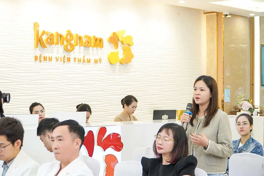 Khách hàng thảo luận sôi nổi cùng bác sĩ