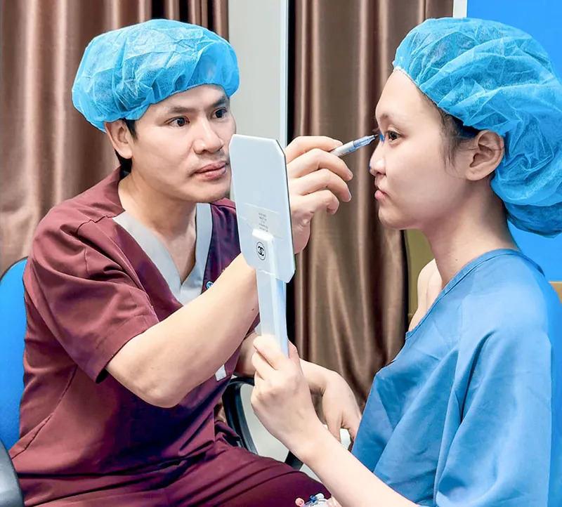 Bác sĩ Lucas Hoàng thăm khám mũi cho Minh Xuân