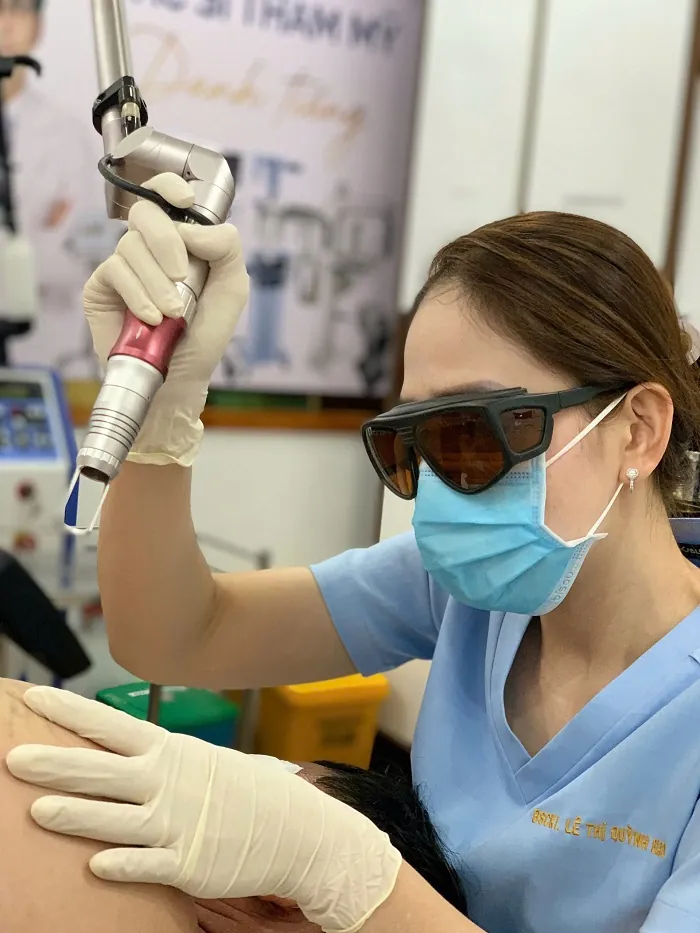 Trực tiếp bác sĩ chuyên khoa Da liễu nhiều năm kinh nghiệm điều trị cho khách hàng