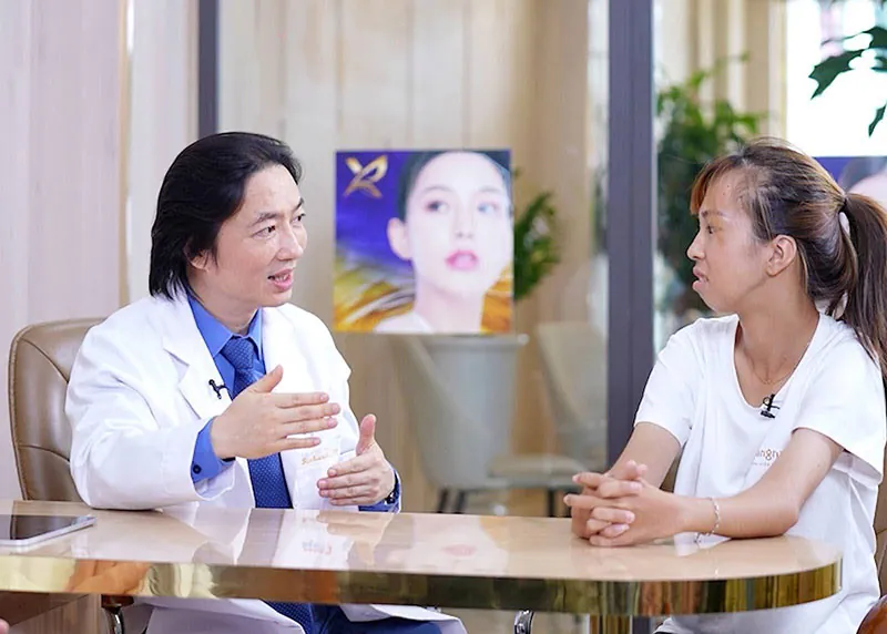 Kim Phượng được Dr. Richard Huy thăm khám