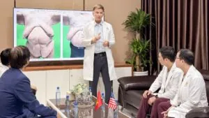 Chuyên gia Robert L. Peterson cùng ekip bác sĩ Kangnam "họp bàn" kế hoạch phẫu thuật cho Trọng Nhân bye béo