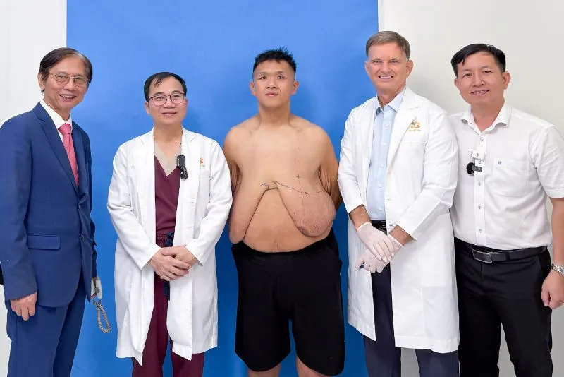 Ekip bác sĩ hội chẩn cho Trọng Nhân