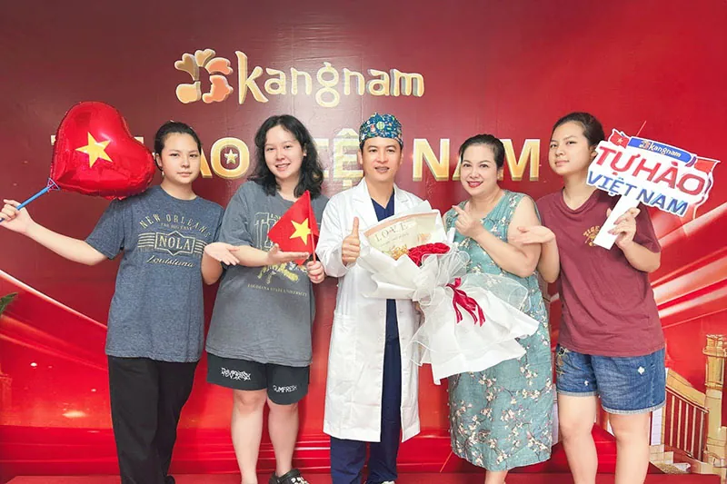 4 mẹ con đến Kangnam nâng mũi 