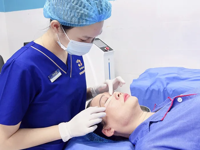 Khách hàng được chăm sóc hậu phẫu bài bản sau khi cắt mí plasma , chiếu tia và vệ sinh vùng mí cẩn thận