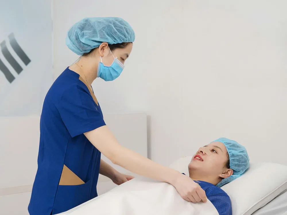 khách hàng được điều dưỡng chăm sóc sau nâng mũi tại Kangnam, quy trình chu đáo hồi phục nhanh