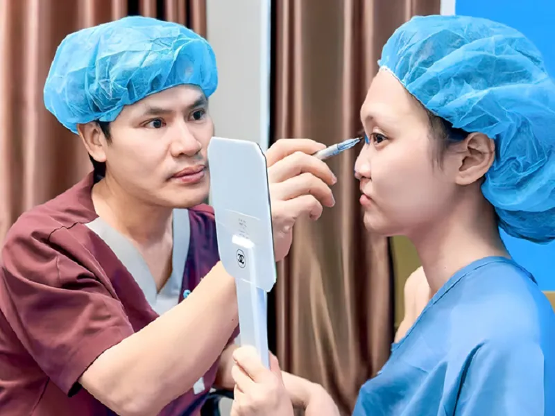 Bác sĩ chuyên khoa tư vấn chuyên sâu về kỹ thuật nâng mũi cấu trúc