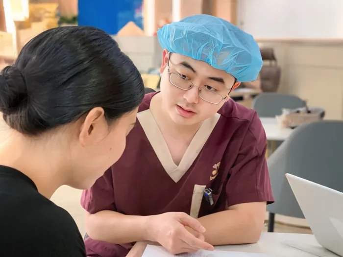 Bác sĩ Frankie Vũ đang tư vấn dáng mũi cho khách hàng có nhu cầu làm mũi hợp mặt, tự nhiên