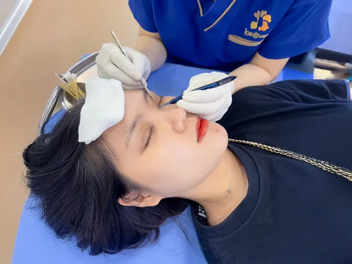 khách hàng đến cắt chỉ theo lịch hẹn, điều dưỡng thực hiện thao tác cắt chỉ nhẹ nhàng