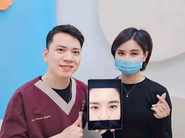 khách hàng tái khám để kiểm tra nếp mí hoàn toàn miễn phí