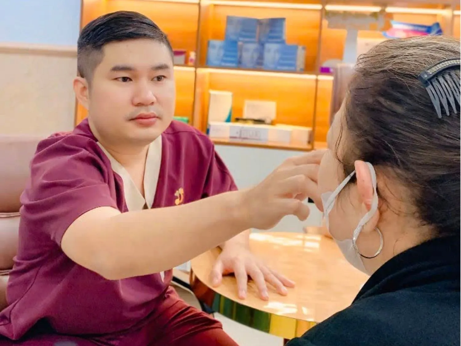 Bác sĩ Jason Nguyễn đang tư vấn dáng mũi cho khách hàng từng nâng mũi 1 lần nhưng bị hỏng