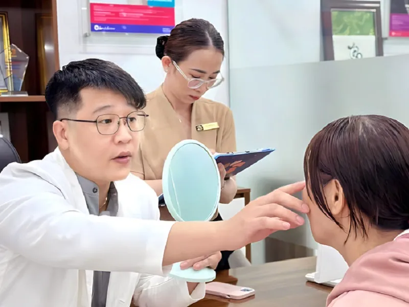 Bác sĩ chuyên khoa thẩm mỹ thăm khám xác định tình trạng mũi hếch mũi hỏng trước khi báo giá phẫu thuật
