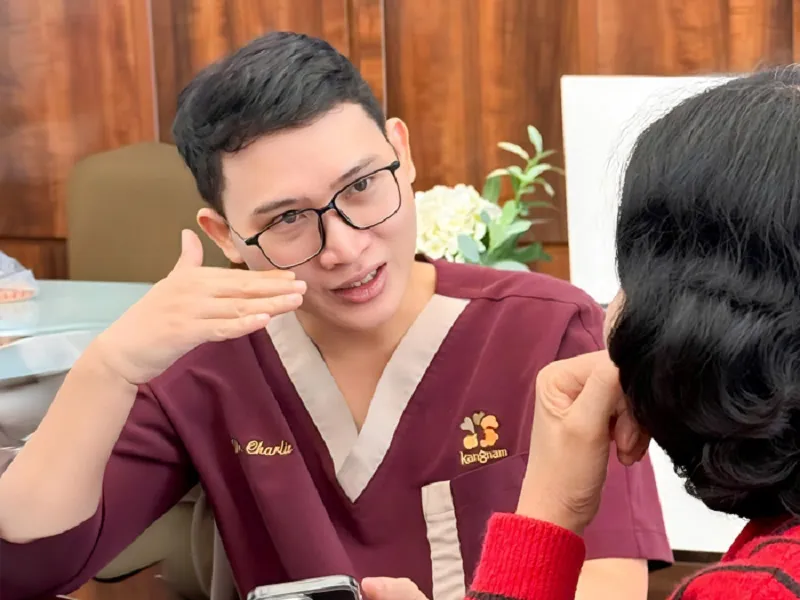Bác sĩ chuyên khoa giải thích cơ chế gây tê và mức độ đau khi nâng mũi tiểu phẫu cho khách hàng.