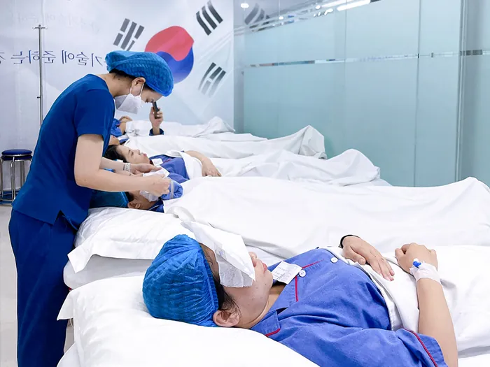 Khách hàng được chăm sóc và chườm lạnh vùng mí sau khi cắt mí