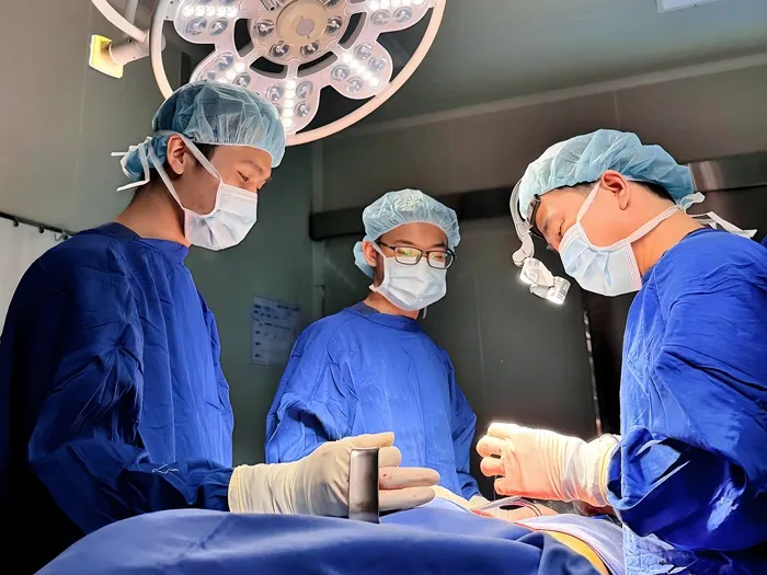 bác sĩ chuyên gia trực tiếp thực hiện hút mỡ vùng bắp tay với công nghệ hiện đại, phòng mổ vô trùng