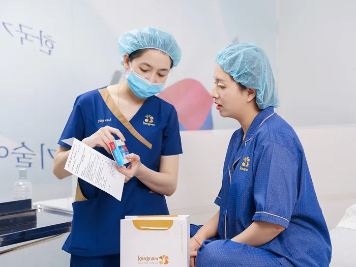 điều dưỡng hướng dẫn khách hàng tự chăm sóc sau cắt mí , giúp mí nhanh hồi phục