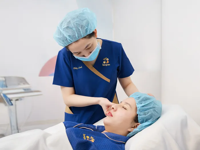 khách hàng chọn Cắt mí Plasma được chăm sóc hậu phẫu tận tình, chăm sóc hậu phẫu năm trong gói dịch vụ