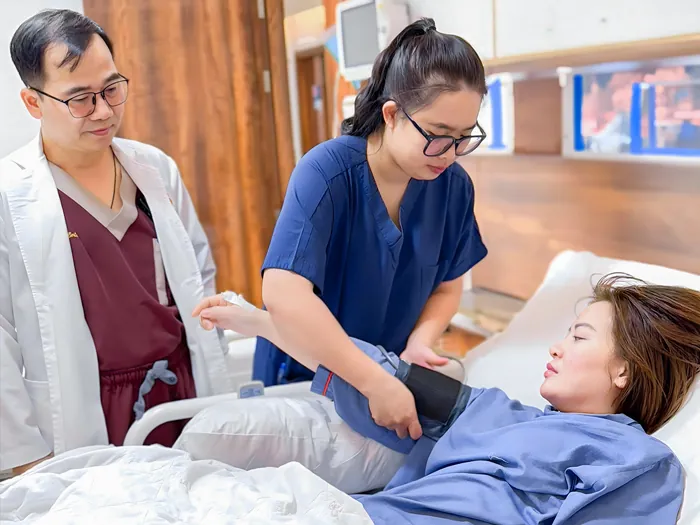khách hàng được điều dưỡng và bác sĩ chăm sóc tỉ mỉ sau hút mỡ để cơ thể nhanh hồi phục