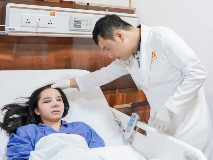 khách hàng vừa nâng mũi được 3 ngày, mũi còn sưng nề và đang đeo nẹp nên chưa đẹp ngay