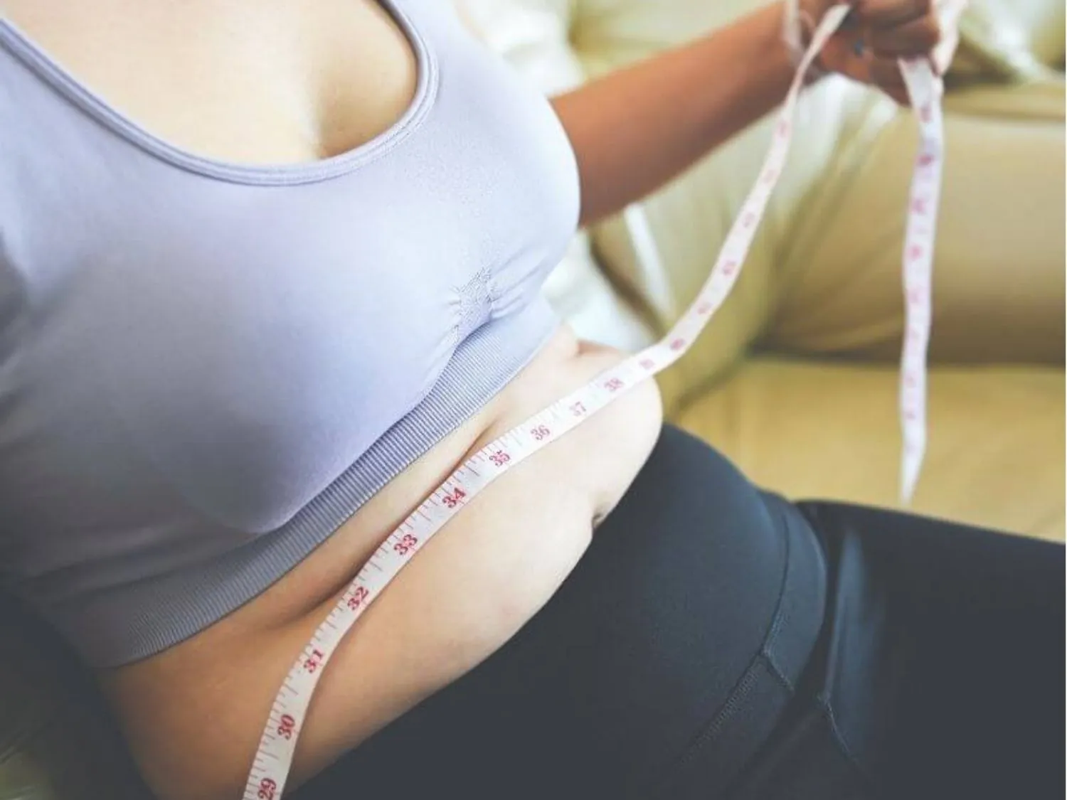Bụng trên phình ra khi ngồi có thể giảm được dễ dàng nhờ công nghệ hút mỡ hiện đại