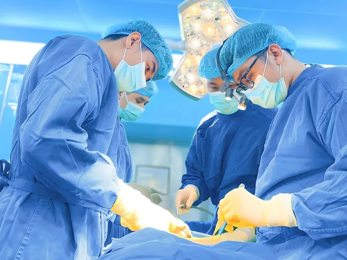 Tay nghề bác sĩ thực hiện hút mỡ ảnh hưởng tới mức độ rủi ro khi hút mỡ cho khách hàng