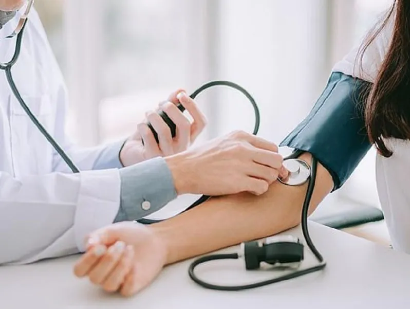 Bước kiểm tra sinh hiệu bắt buộc trong quy trình cắt mí an toàn tại bệnh viện thẩm mỹ.