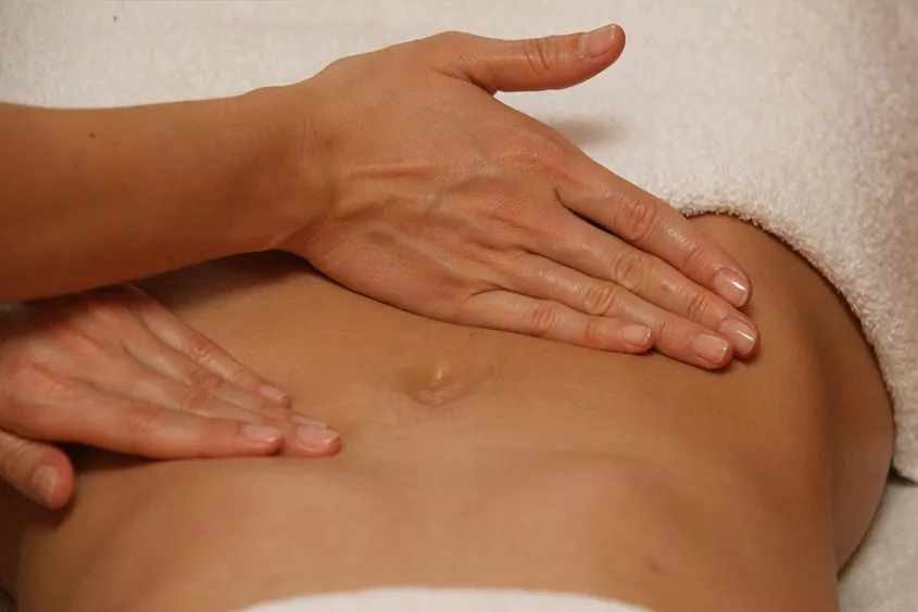 Massage giúp lưu thông bạch huyết làm mềm mô xơ sau hút mỡ