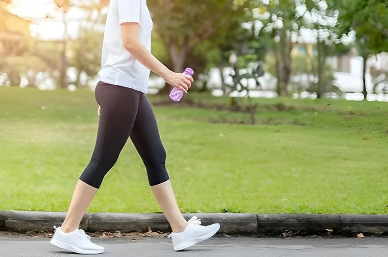 Đi bộ nhẹ nhàng sau nâng mũi 10 ngày để hạn chế căng tức