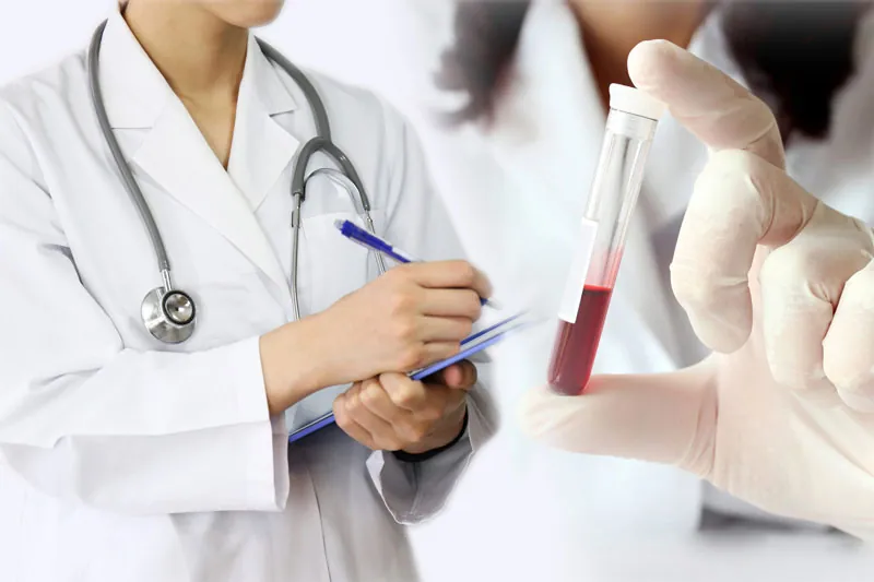 Bác sĩ kiểm tra chỉ số máu để để đảm bảo cơ thể đủ điều kiện phẫu thuật và kiểm soát tốt các rủi ro trong quá trình phẫu thuật