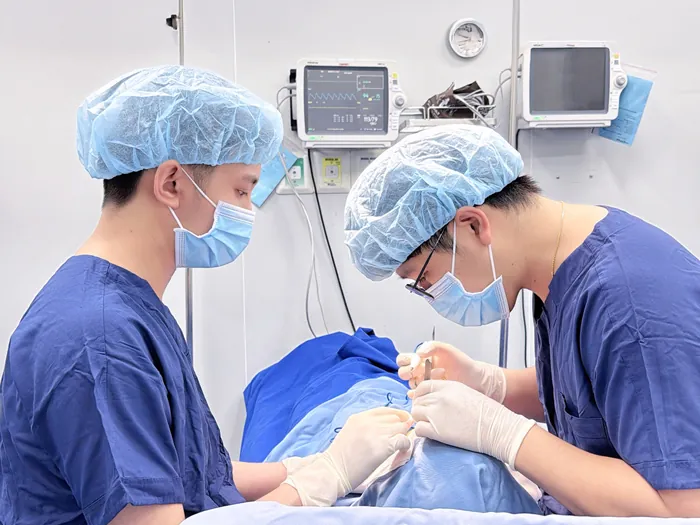Bác sĩ chuyên khoa thực hiện phẫu thuật cắt mí tại phòng thủ thuật đảm bảo vô trùng