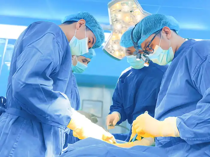 quá trình hút mỡ được gây mê, thực hiện thao tác chính xác trong phòng vô trùng, không đau, không biến chứng