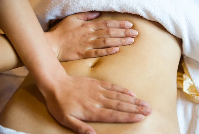Massage sau hút mỡ giúp giúp giải tỏa áp lực mô, làm dịu các đầu dây thần kinh cảm giác, từ đó giảm cảm giác tê bì hoặc căng cứng sau mátxa