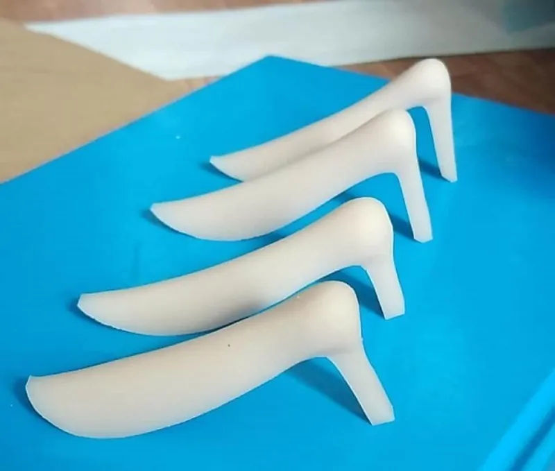 Cận cảnh bề mặt trơn của Silicone và bề mặt xốp có lỗ li ti của sụn sinh học ePTFE giúp mô bám dính.