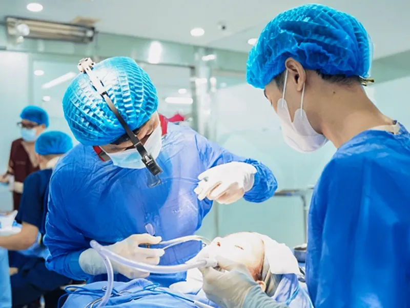 Bác sĩ chuyên khoa thực hiện đo vẽ và đặt sụn nâng mũi trong môi trường bệnh viện đạt chuẩn.