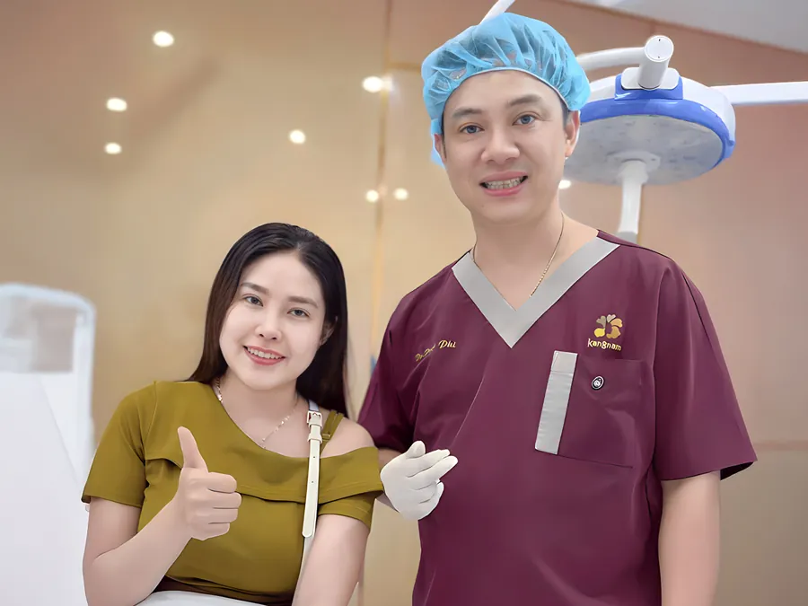 khách hàng hài lòng với dáng mũi sau lần nâng mũi đầu tiên vì được bác sĩ tư vấn tận tình, thực hiện đúng thao tác