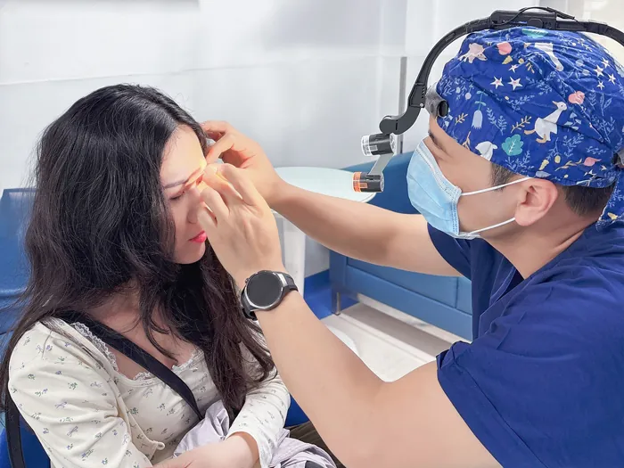 bác sĩ thăm khám và đánh giá vùng mí cho khách hàng, xác định kỹ thuật phù hợp