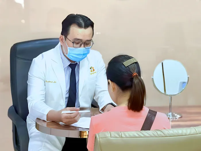bác sĩ thăm khám cho khách hàng nhằm xác định tình trạng mỡ và đưa ra mức chi phí phù hợp